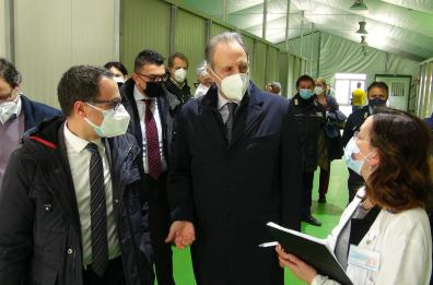 Potenza, Bardi visita ospedale da campo: si parte con i vaccini. Le scuole? Riaprono l'11 o a fine mese