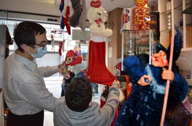 Bari, tra i preparativi per i saldi e la Befana in arrivo: è corsa per le «calze»