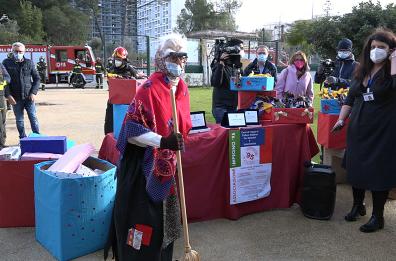 Bari, arriva la Befana al Giovanni XXIII: giocattoli e dolciumi ai piccoli. Decaro: «Scuola, pronti alla riapertura» 