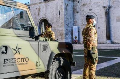 Corato, straniero dà in escandescenza in pieno centro: intervengono due militari dell'Esercito e lo bloccano