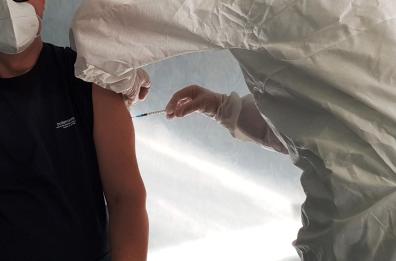 Brindisi, presidente Ordine dei Medici scrive alla Asl: «Vaccinate persone fuori lista». Avviate verifiche