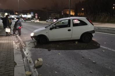 Potenza, auto scavalca spartitraffico e finisce su corsia opposta: conducente miracolato