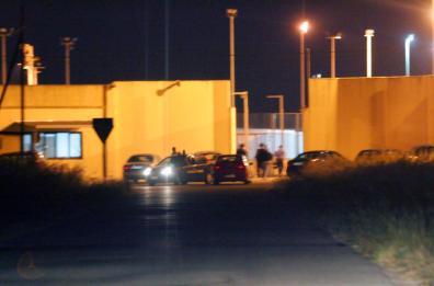 Nuova notte di protesta a Restinco: migranti bruciano materasso