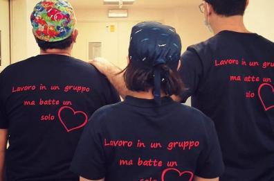 «Lavoro in un gruppo ma batte un cuore solo»: infermiera reparto Covid a Bari regala maglietta a colleghi