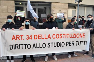Bari, sit-in studenti: «La scuola non si muta». Protesta in presenza e sui social