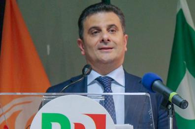 L'addio di De Filippo a Iv: «Voterò la fiducia a Conte»