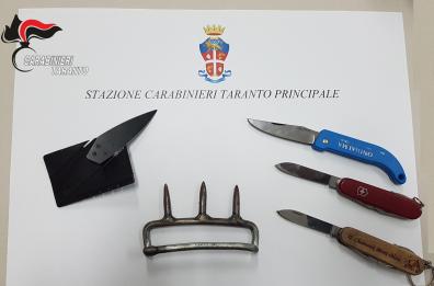Taranto, tentano di entrare in Tribunale con coltelli e tirapugni: 5 denunciati