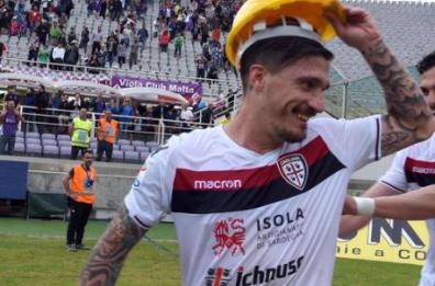 Lecce calcio, il difensore Pisacane è giallorosso: il giocatore è appena sbarcato in Salento 