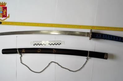 Matera, minaccia convivente disabile con una katana, arrestato 70enne