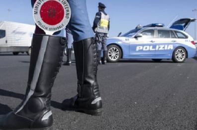 Potenza, non si ferma all'alt degli agenti e lancia la droga dal finestrino dell'auto: arrestato 53enne