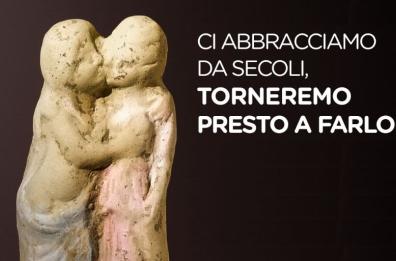 Taranto, abbraccio «storico» scelto come messaggio beneaugurante del MArTA