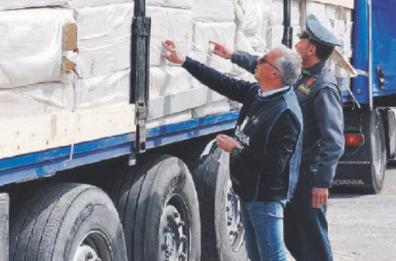 Contrabbando sigarette e corruzione, quattro condanne a Bari