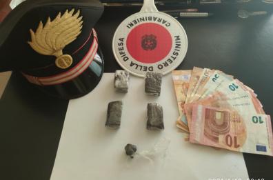 Capurso, passa con il rosso durante il coprifuoco: nell'auto nascondeva droga, arrestato