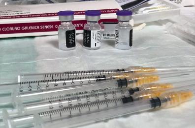 Puglia, vaccini Covid: utilizzato 80% dosi disponibili. Attese domani 27mila fiale Pfizer, poi quelle Moderna 