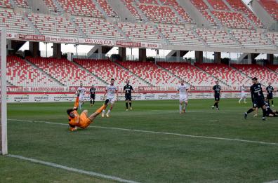 Bari calcio, al San Nicola i biancorossi affondano il Francavilla con un secco 4-1