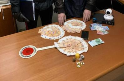 Marconia, sorpresa a spacciare cocaina e hashish in casa: arrestata 65enne