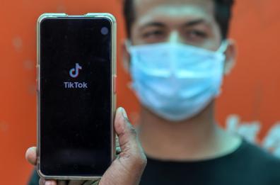 Don Fortunato Di Noto: «Tik Tok è un social  molto invasivo L’errore sul web è cedere  privacy e identità»
