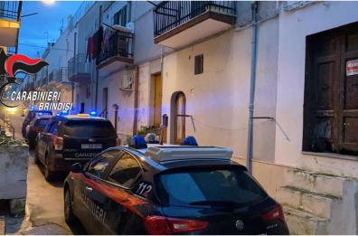 Ceglie Messapica, donna morta in ospedale dopo pestaggio: arrestati padre e figlio 