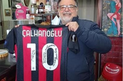 Taranto, Calhanoglu del Milan dona maglia a reparto pediatria del Santissima Annunziata 