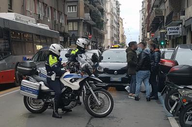 Bari, in giro senza mascherina: aggredisce vigilessa per la multa