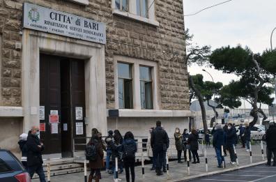 Bari, casi di Covid all'Anagrafe: ufficio chiuso, tamponi ai dipendenti. In 9 positivi 