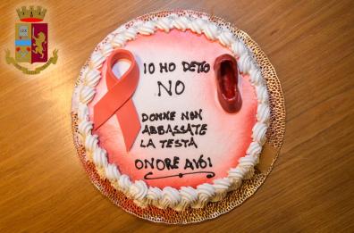 Matera, donna vittima di violenza porta torta in Questura: «Grazie a voi è finito un incubo»