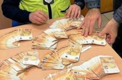 Brindisi, scoperti in porto con oltre 121 mila euro non dichiarati: 8 passeggeri nei guai 