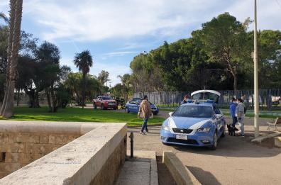 Brindisi, fa un volo di 15 metri per recuperare cappello caduto: anziano vivo per miracolo