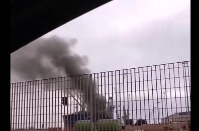 Taranto, brucia in porto gru che scarica coke per Mittal: nessun ferito, allarme emissioni