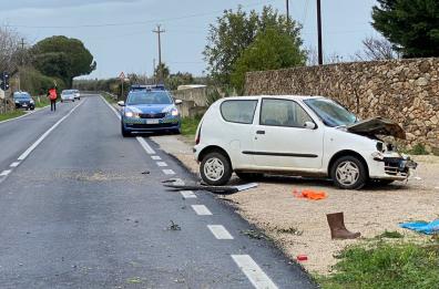 Con l'auto contro un muro: 88enne muore in Salento