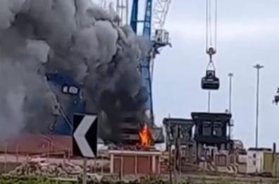 Mittal Taranto, spegnimento incendio gru: «Idranti senza acqua»