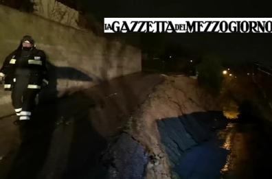 Potenza, frana una strada per il maltempo: sgomberate 5 famiglie, ricerche con i cinofili
