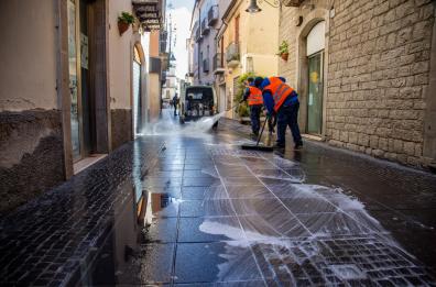 Potenza, spazzatrice perde olio sul lastricato del centro storico: strade chiuse per pulizia