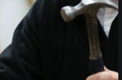 Bari, non gradisce il licenziamento e prende a martellate furgone aziendale 