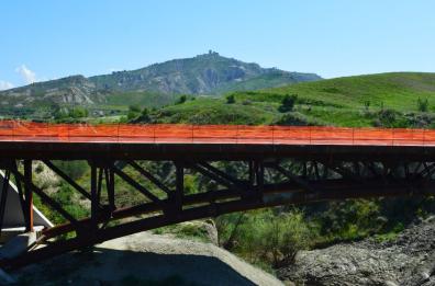 Matera, ultimate prove di carico sul nuovo ponte di ferro Craco-Pisticci
