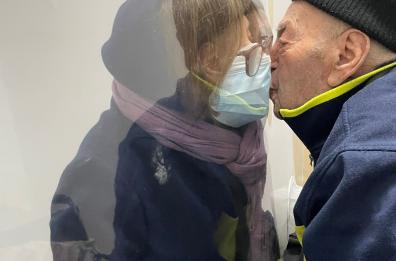 S.Giovanni Rotondo, baci e abbracci tramite plexiglass: così i nonni tornano a sorridere nella Rssa