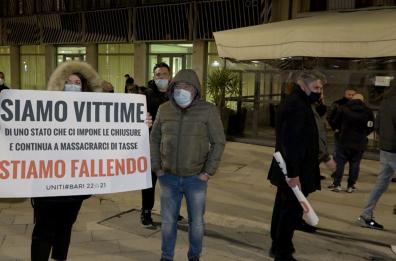 Puglia, da oggi i commercianti rimasti in zona arancio a dicembre possono chiedere i ristori