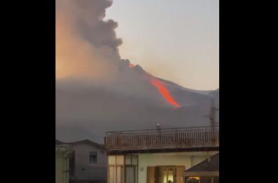 SICILIA - Catania, Etna: spettacolare eruzione vulcanica