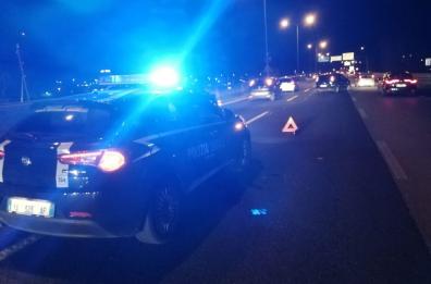 Bari, doppio impatto sulla S16: rallentano per guardare corsia opposta, scontro tra 7 auto