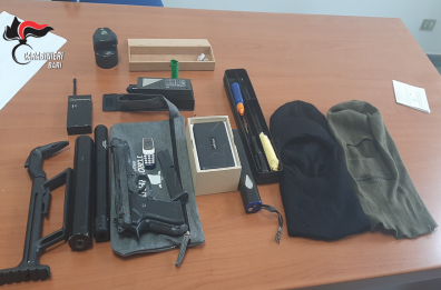Conversano: in casa munizioni, taser e una pistola giocattolo, denunciato commerciante
