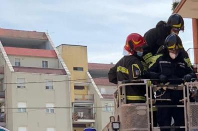 Foggia, donna sottoposta a tso si barrica in casa al quarto piano: intervengono vigili del fuoco con motoscala