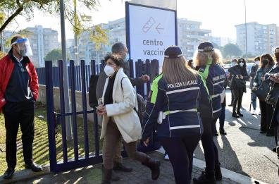 Bari, prime 200 dosi vaccini Covid a personale scolastico