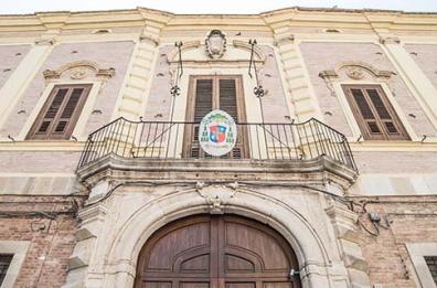 Lucera, immobilizzano custode con lo scotch e tentano rapina in Curia ma la cassaforte non si apre 