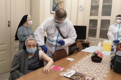 Vaccini Covid, al via campagna per over 80 in Puglia: 160mila prenotati. La prima dose a suor Vittoria, 87 anni