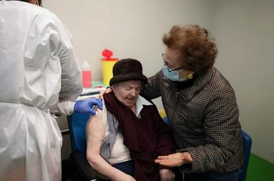 Potenza, a 100 anni si vaccina contro il Covid: la forza di nonna Anna Lucia