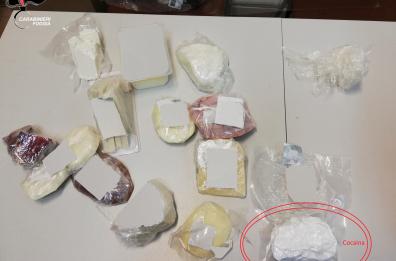 Foggia, in auto con un etto di cocaina pura tra salumi e formaggi: arrestato 36enne