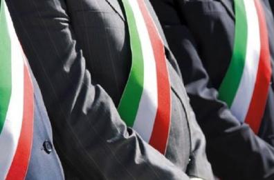 Governo impugna la legge della Regione Puglia: «No alla norma che impone ai sindaci di dimettersi»