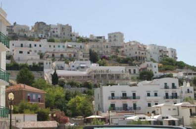 Peschici, aumento contagi: sindaco chiude ristoranti e bar