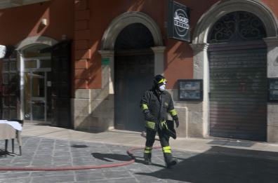 Bari, divampa incendio in abitazione, 60ennne salvo per miracolo 
