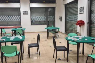 Bari, in 15 giocavamo a carte in circolo: chiusura e multa. Movida, altri 10 verbali per mascherine